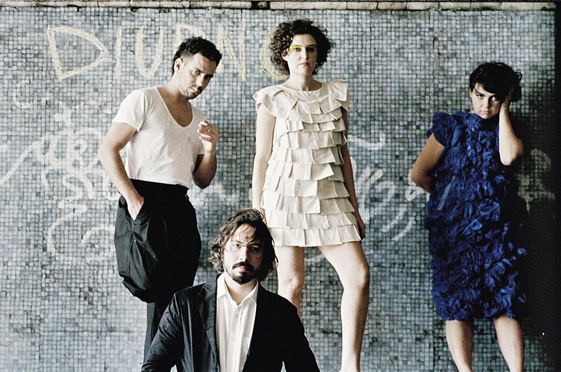 SEM MEDO  Ava Rocha (de bege) não tem medo de sua herança familiar