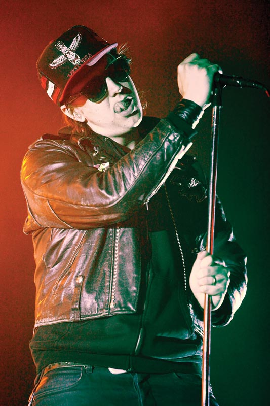 DESLEIXADO  Casablancas nem liga para roupas