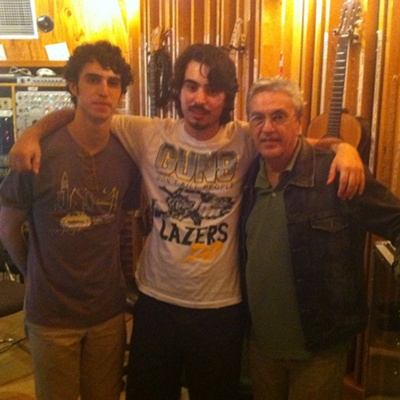 Caetano Veloso grava com o Bonde do Rolê; na foto Zeca Veloso, Pedro D'eyrot e Caetano