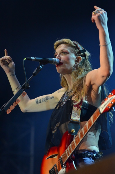 Lavando roupa suja na mídia Hole