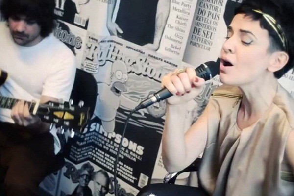 Mariana Aydar canta músicas de seu mais recente disco, Cavaleiro Selvagem Aqui te Sigo.