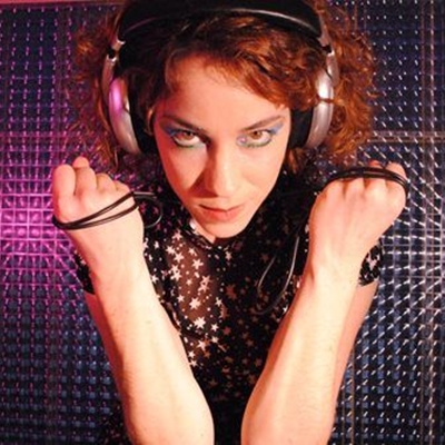 "Uma coisa concreta que muda é que este [disco] já foi gravado direto com formato de banda rock and roll", contou Karina à Rolling Stone Brasil, sobre o novo disco