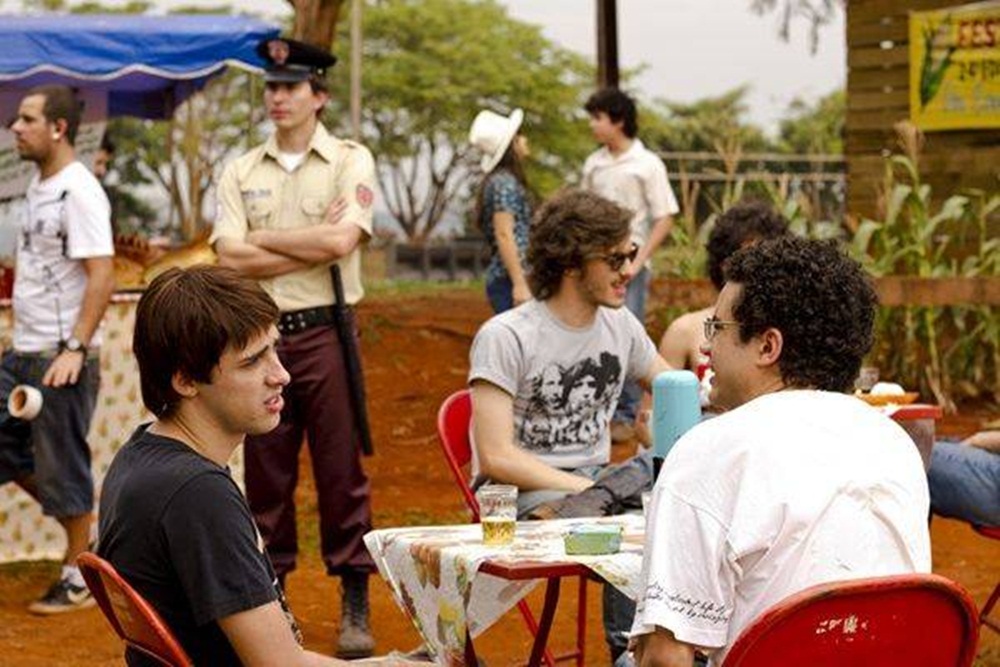 Os atores Conrado Godoy e Thiago Mendonça, durante as gravações do filme Somos Tão Jovens em Paulínia