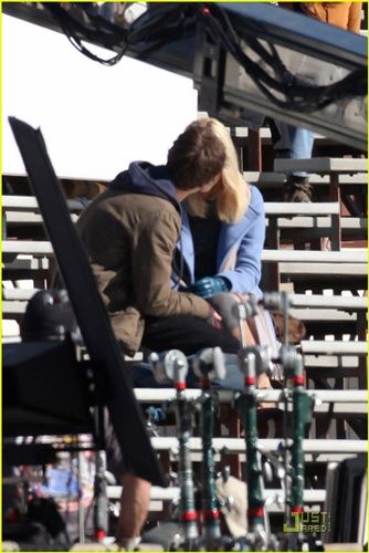 Emma Stone e Andrew Garfield clicados no set do novo Homem-Aranha