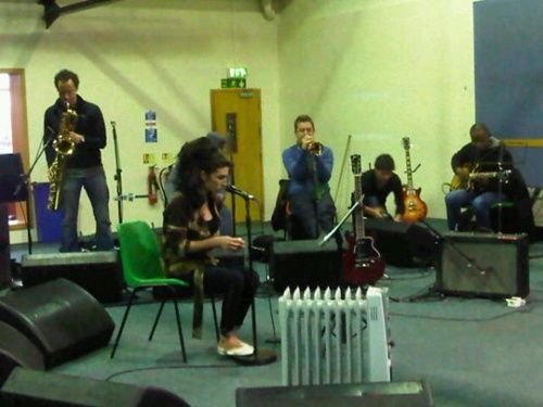 Amy Winehouse ensaiando para os shows no Brasil