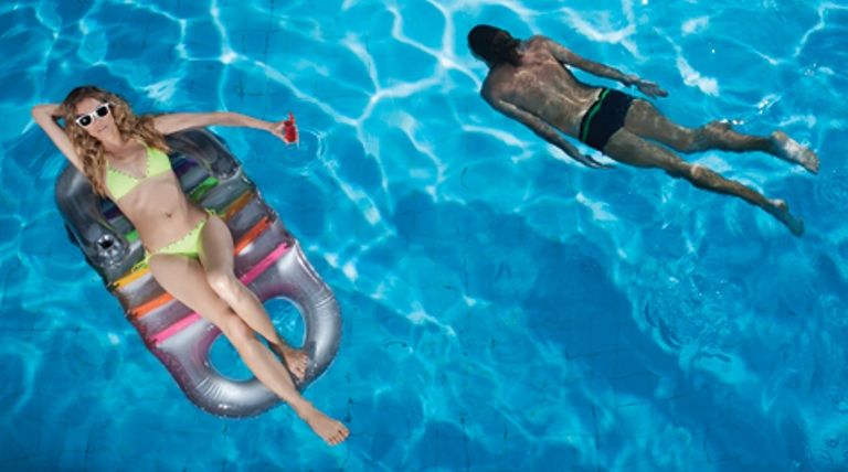 Janaina veste biquíni verde-limão Adriana Degreas e óculos brancos Ray-Ban. Antonio veste sunga preta Billabong