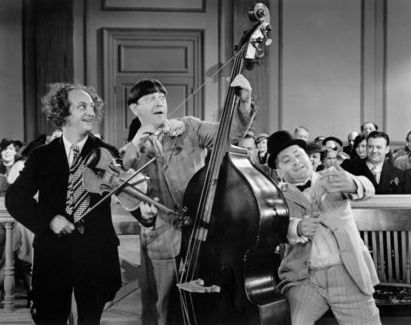 Os originais Larry, Curly e Moe em cena do filme Disorder in the Court