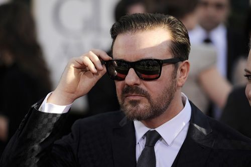 Ricky Gervais, o mestre de cerimônias da noite, chegando para apresentar a premiação