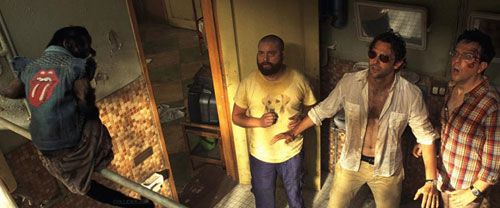 Bradley Cooper, Ed Helms e Zach Galifianakis aparecem em nova foto de Se Beber, Não Case 2