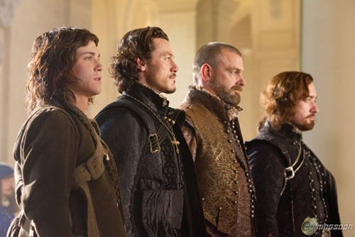 Atores aparecem em ação em registros de Os Três Mosqueteiros