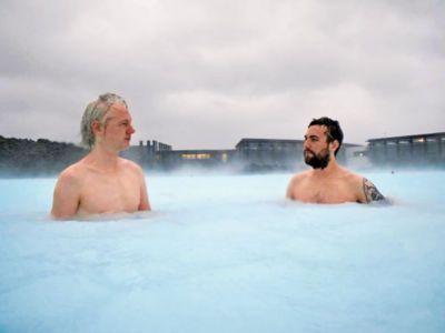 Na foto, Julian Assange com Jacob Appelbaum, hacker por trás do WikiLeaks; Assange será tema de cinebiografia