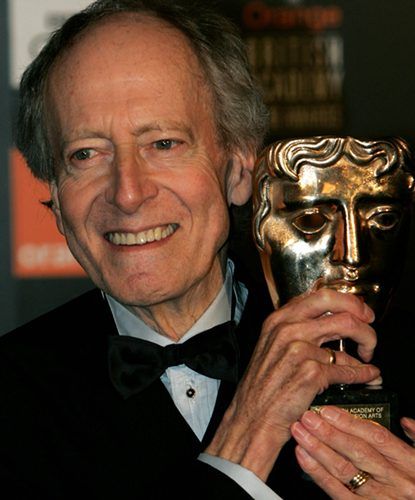 John Barry em 2005, com prêmio do Bafta