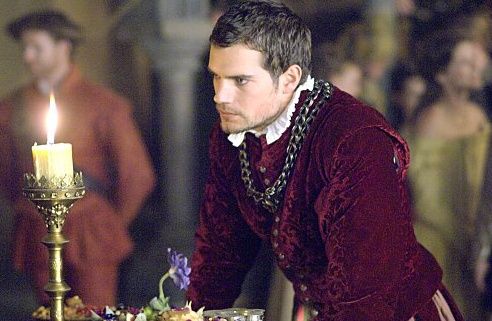 Henry Cavill em cena de The Tudors: ator será o Superman no novo filme da franquia
