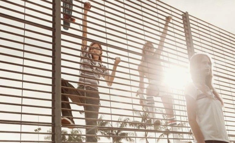 Reinaldo veste pólo Penguin, calça MCD, tênis Vans, skate Tracker para Old Skool. Ed veste short Juicy by Licquor, tênis Onitsuka by Tiger, meias American Apparel, pulseiras Sonia Cellotto Acessórios, skate Hang Ten 1970. Maria Flavia veste pólo Plie