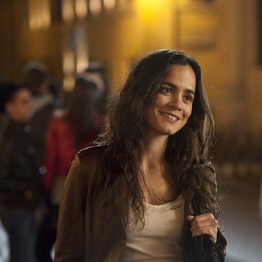 Alice Braga interpreta a jornalista Angeline no filme sobre exorcismo