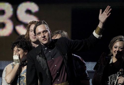 Arcade Fire recebendo o maior prêmio da noite, o de álbum do ano
