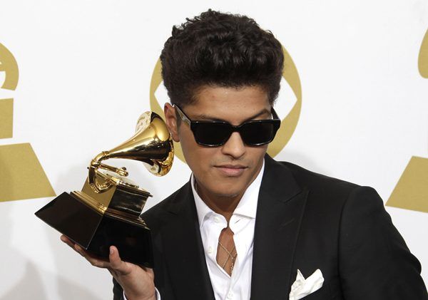 Bruno Mars levou o gramofone de performance pop masculina por "Just The Way You Are"