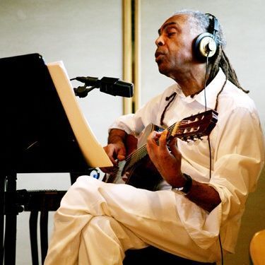 Gilberto Gil se apresenta em show na web