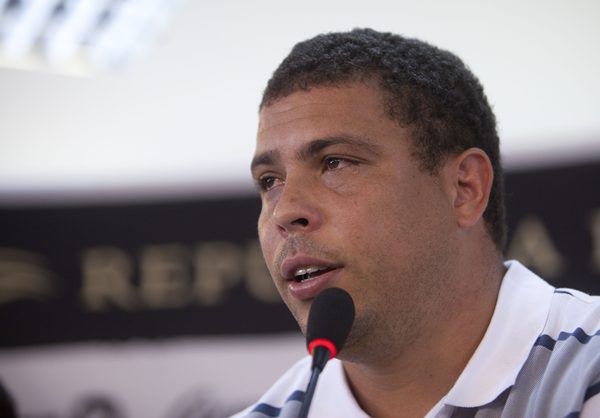 Ronaldo chorou durante a entrevista coletiva de imprensa em que anunciou sua aposentadoria, em São Paulo