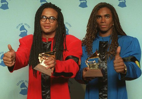 Milli Vanilli, quando receberam o Grammy, em 1990. O prêmio foi cancelado no mesmo ano