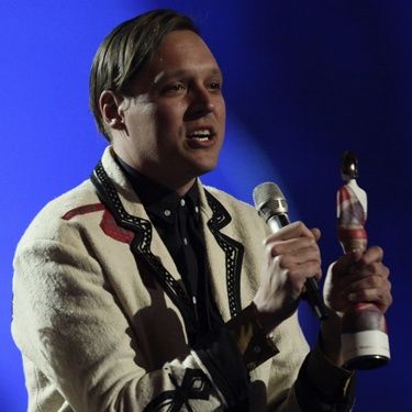 Win Butler, líder do Arcade Fire, sendo premiado na categoria melhor disco não-britânico no Brit Awards