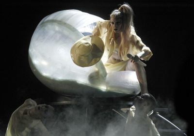 Lady Gaga na primeira perfomance ao vivo de "Born This Way", que aconteceu durante o Grammy: a cantora surgiu de dentro de um ovo