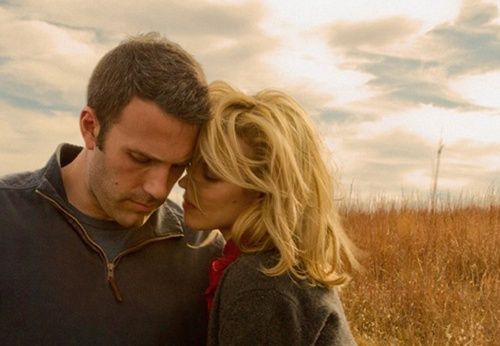 Primeira foto do novo filme de Terrence Malick mostra os atores Ben Affleck e Rachel McAdams