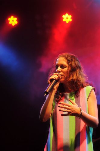 Luisa Maita em sua primeira apresentação no Nordeste, dentro da programação do Porto Musical, em Recife