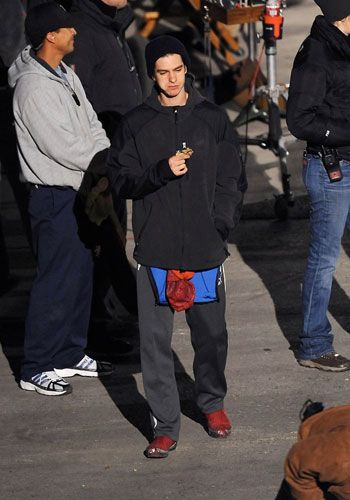 Andrew Garfield é fotografado no set de The Amazing Spider-Man