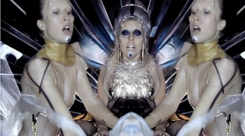 Raquel Zimmermann no clipe de "Born This Way", da Lady Gaga