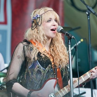 Courtney Love estava sendo processada por difamação pela estilista Dawn Simorangkir e fez um acordo
