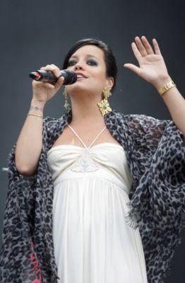 Lily Allen poderá substituir Simon Cowell como jurada do X-Factor