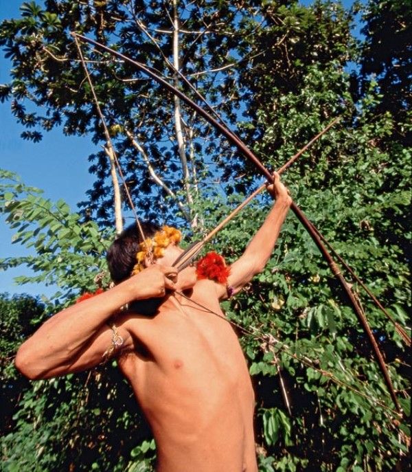 CAÇADOR E CAÇA Índio da tribo awá-guajá utiliza arco e flecha para caçar - um hábito já quase extinto entre a maioria das tribos indígenas brasileiras.