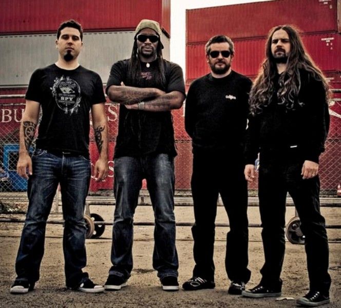 NA LUTA O Sepultura, exemplo de sucesso para o Shadowside e Shaman
