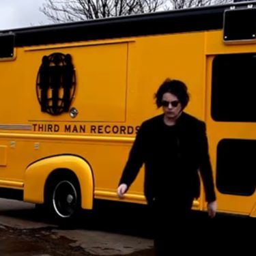 Jack White em frente à sua loja de discos móvel