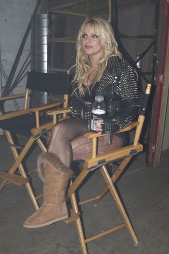 Britney Spears no set de gravação do clipe de "Till The World Ends"