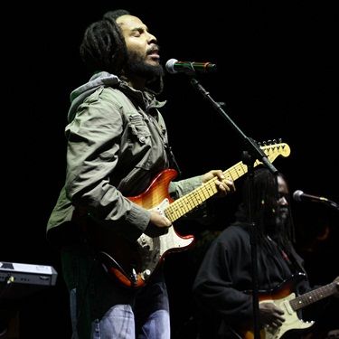 Ziggy Marley colocou o público da Shakira para dançar reggae, em São Paulo