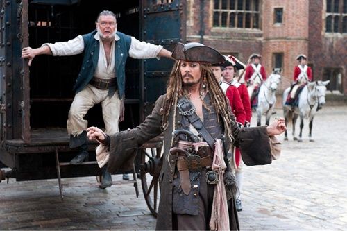 Johnny Depp em cena de Piratas do Caribe: Navegando em Águas Misteriosas
