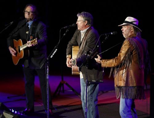 Neil Young, Stephen Stills e Richie Furay durante show no Bridge School Benefit em 2010