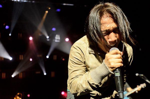 Arnel Pineda, vocalista do Journey desde 2007, em São Paulo, na Via Funchal