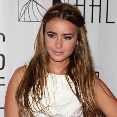 Lily Collins está finalizando as negociações para viver a Branca de Neve em filme que tem Julia Roberts no elenco