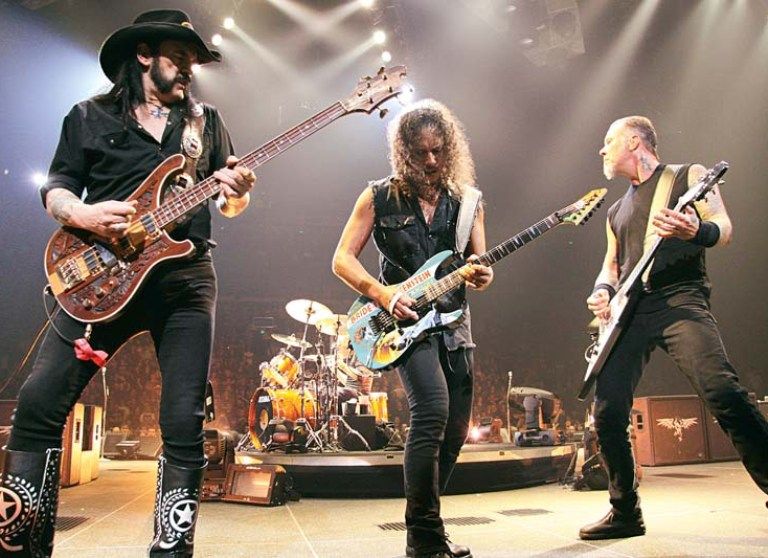 EXEMPLO Lemmy (à esq.) no palco com seus fãs, do Metallica