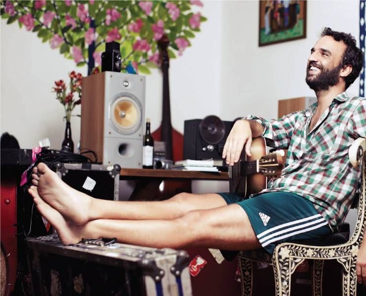 TRANQUILO Marcelo Camelo em casa, em São Paulo: "Fiquei surpreso com a quantidade de amigos que fiz"