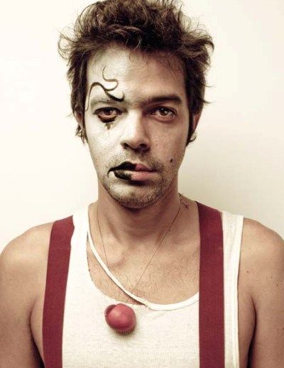 PENSATIVO "Não sei se me considero humorista", reflete Mazzeo