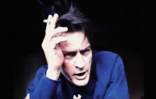 DIVÃ ABERTO Charlie Sheen divulga as mágoas em vídeos na internet