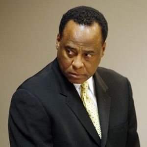 Problemas financeiros levaram Michael Jackson a cometer suicídio, diz defesa do médico Conrad Murray