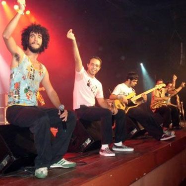 Móveis Coloniais de Acaju inova na gravação do clipe de "O Tempo"