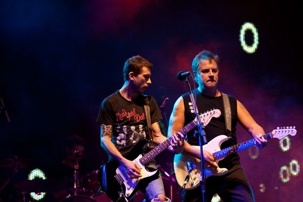Beto Lee e Roberto de Carvalho, durante a apresentação da cantora