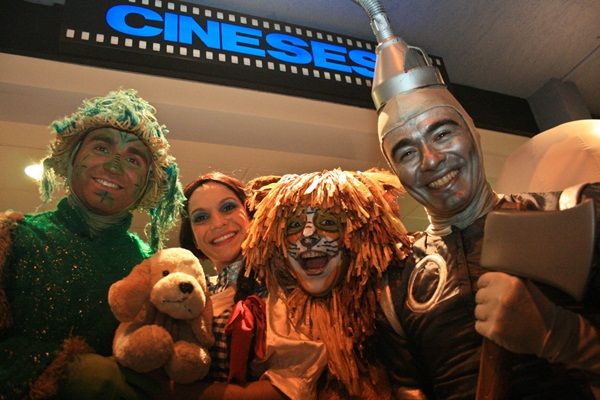 Atores se fantasiaram como os personagens de O Mágico de Oz no Cinesesc