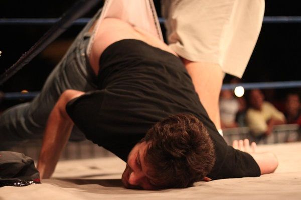 Danilo Gentili encara luta livre na Virada Cultural